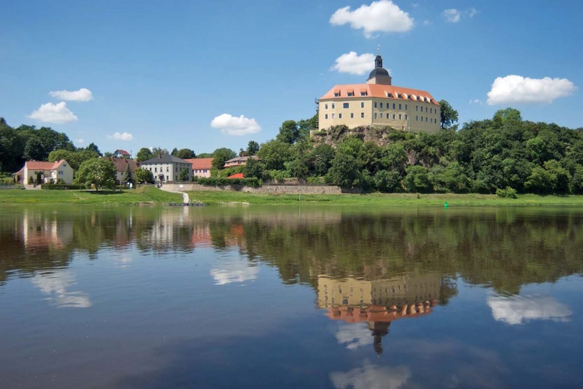 Schloss Hirschstein mit Wasserspiegelung